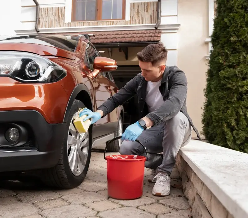 Lavage auto à domicile Champlan : professionnel intervenant sur un véhicule